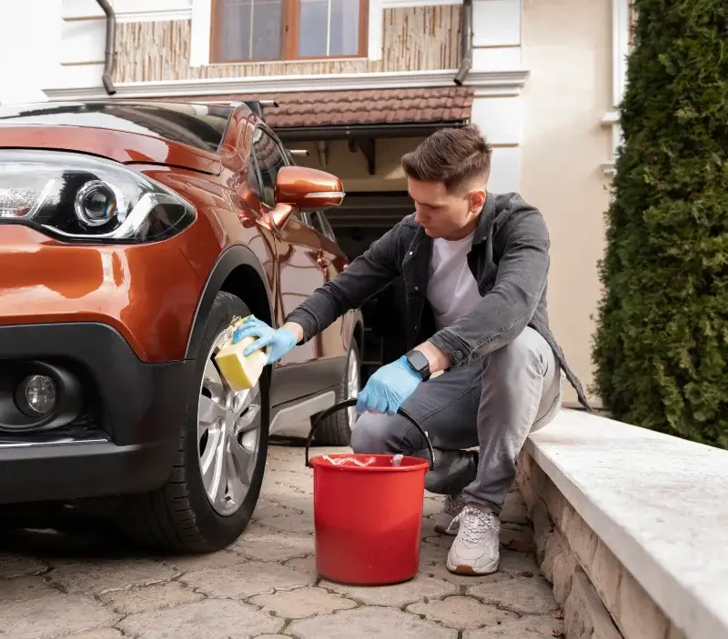 Lavage auto à domicile L'Hospitalet-près-l'Andorre : professionnel intervenant sur un véhicule